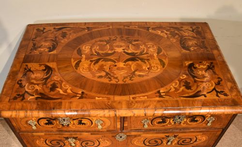WILLIAM AND MARY WALNUT MARQUETRY CHEST OF DRAWERS - ADDITIONAL PHOTO 10