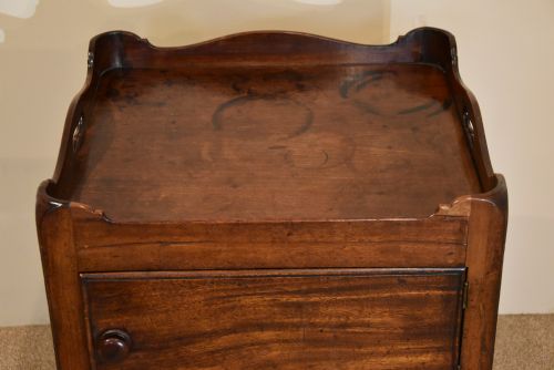 GEORGE III MAHOGANY BEDSIDE CUPBOARD - ADDITIONAL PHOTO 5