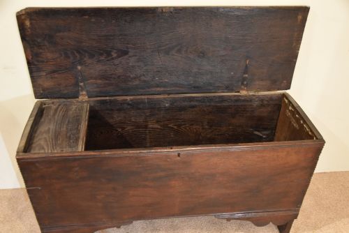 17TH CENTURY OAK PLANK COFFER WEAPONS CHEST - ADDITIONAL PHOTO 2