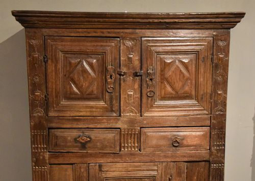 17TH CENTURY SPANISH OAK CUPBOARD - ADDITIONAL PHOTO 1