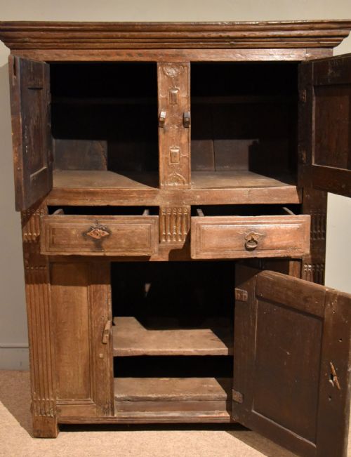 17TH CENTURY SPANISH OAK CUPBOARD - ADDITIONAL PHOTO 4