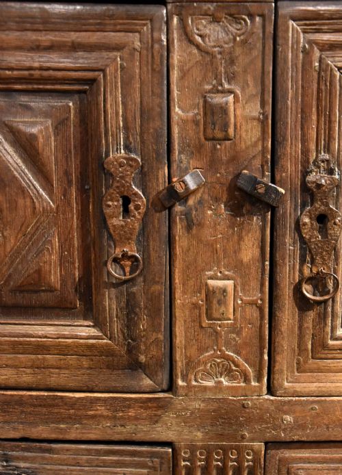 17TH CENTURY SPANISH OAK CUPBOARD - ADDITIONAL PHOTO 6