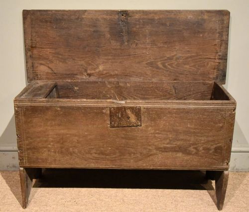 LATE 17TH CENTURY SMALL OAK SIX PLANK COFFER - ADDITIONAL PHOTO 1