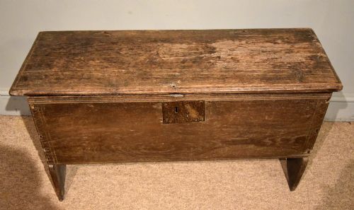 LATE 17TH CENTURY SMALL OAK SIX PLANK COFFER - ADDITIONAL PHOTO 4