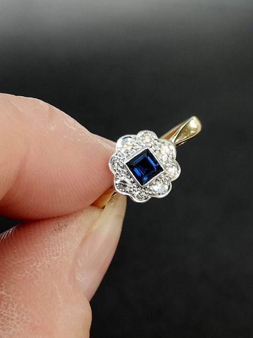 PRETTY ART DECO 18CT GOLD PLATINUM SAPPHIRE AND DIAMOND RING - ADDITIONAL PHOTO 10