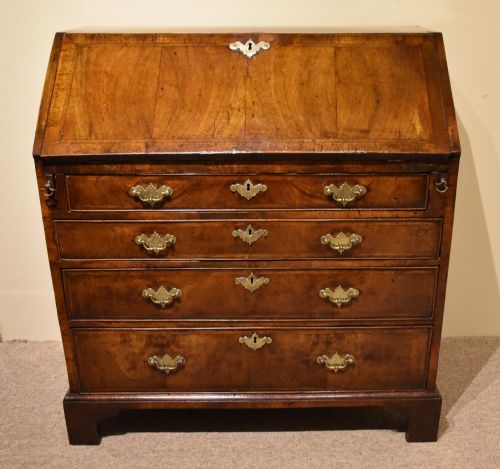 18th century george ii walnut bureau - CATEGORY: ANTIQUE BUREAU - DATED 18TH CENTURY