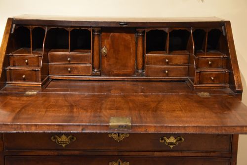 18TH CENTURY GEORGE II WALNUT BUREAU - ADDITIONAL PHOTO 2