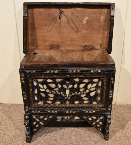 18TH CENTURY MOTHER OF PEARL CASKET - ADDITIONAL PHOTO 3