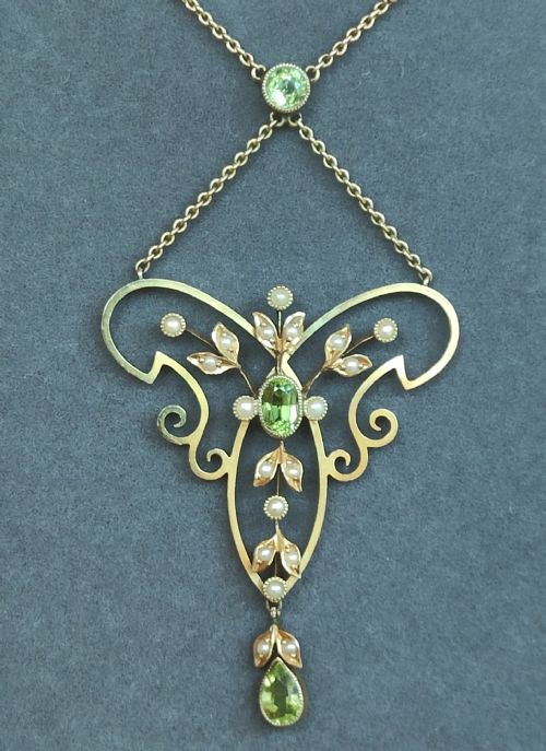 edwardian 9ct gold peridot pearl butterfly necklace pendant - CATEGORY: ANTIQUE JEWELLERY - DATED 19TH CENTURY