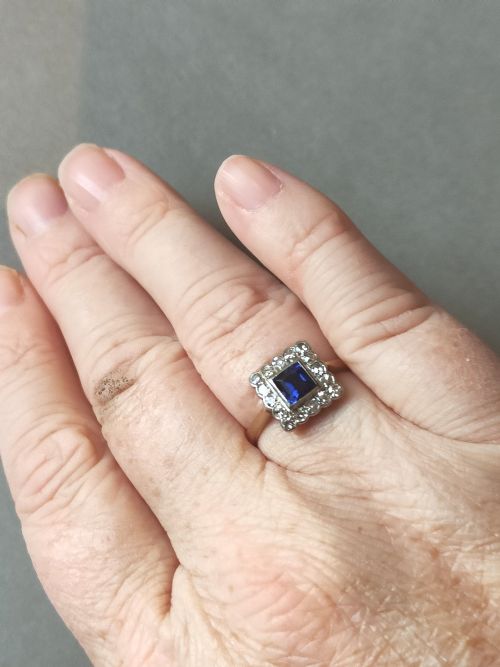 ART DECO 18CT GOLD SAPPHIRE AND DIAMOND CLUSTER RING - ADDITIONAL PHOTO 3