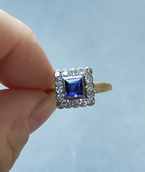 ART DECO 18CT GOLD SAPPHIRE AND DIAMOND CLUSTER RING - ADDITIONAL PHOTO 7