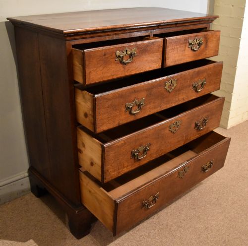 MID 18TH CENTURY OAK CHEST OF DRAWERS - ADDITIONAL PHOTO 3