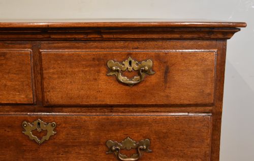 MID 18TH CENTURY OAK CHEST OF DRAWERS - ADDITIONAL PHOTO 4