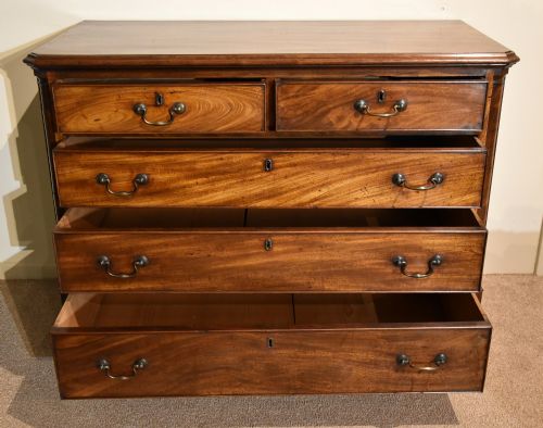 18TH CENTURY MAHOGANY CHEST OF DRAWERS - ADDITIONAL PHOTO 3