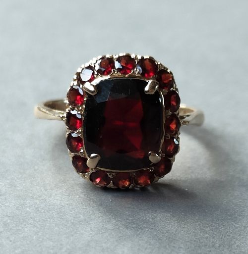 large antique 9ct gold garnet ring - CATEGORY: ANTIQUE JEWELLERY - DATED 1930