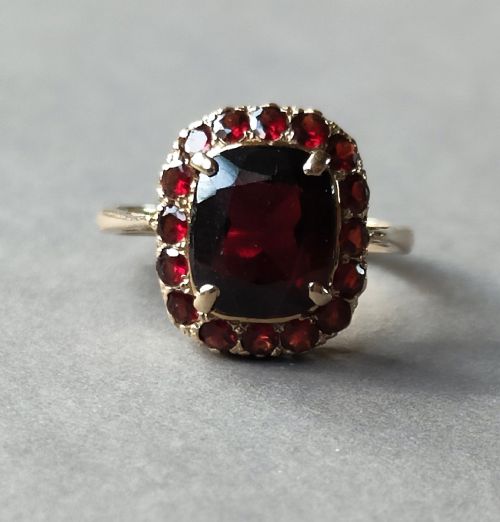 LARGE ANTIQUE 9CT GOLD GARNET RING - ADDITIONAL PHOTO 1
