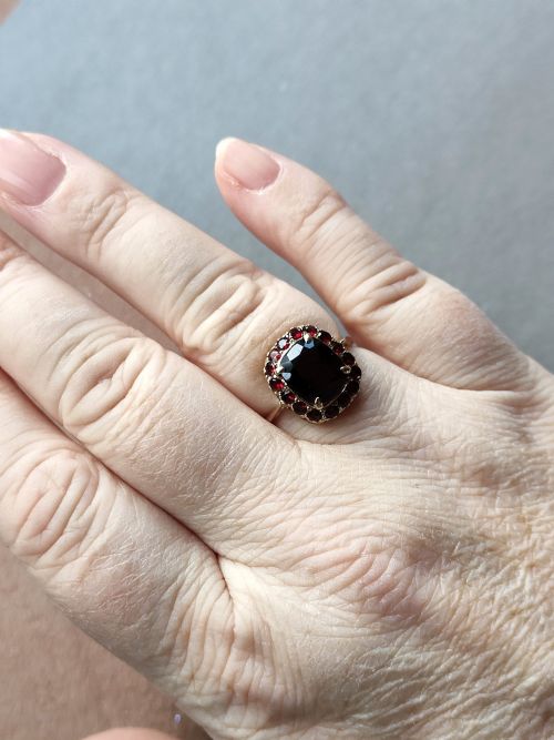 LARGE ANTIQUE 9CT GOLD GARNET RING - ADDITIONAL PHOTO 6