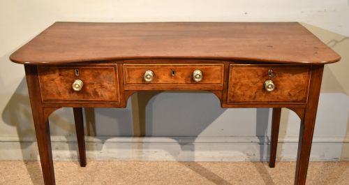 18TH CENTURY MAHOGANY DRESSING TABLE - ADDITIONAL PHOTO 1