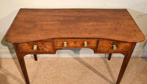 18TH CENTURY MAHOGANY DRESSING TABLE - ADDITIONAL PHOTO 2