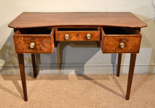 18TH CENTURY MAHOGANY DRESSING TABLE - ADDITIONAL PHOTO 3
