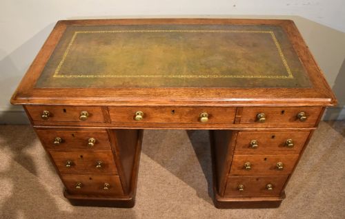 19TH CENTURY OAK PEDESTAL DESK - ADDITIONAL PHOTO 3