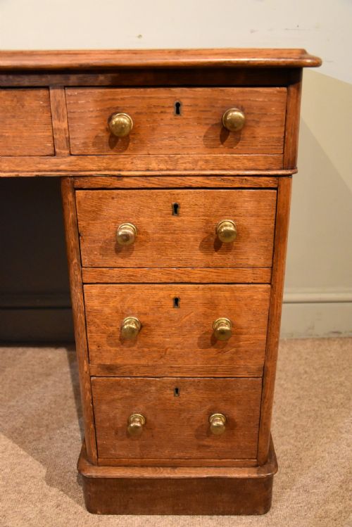 19TH CENTURY OAK PEDESTAL DESK - ADDITIONAL PHOTO 5