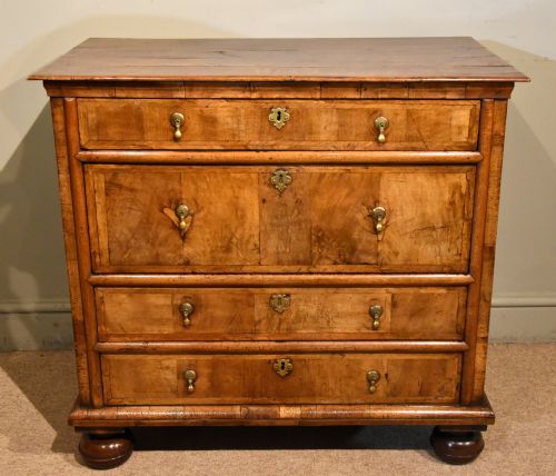 william and mary walnut chest of four drawers - CATEGORY: ANTIQUE CHEST OF DRAWERS - DATED 17TH CENTURY