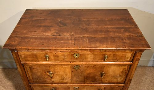 WILLIAM AND MARY WALNUT CHEST OF FOUR DRAWERS - ADDITIONAL PHOTO 4