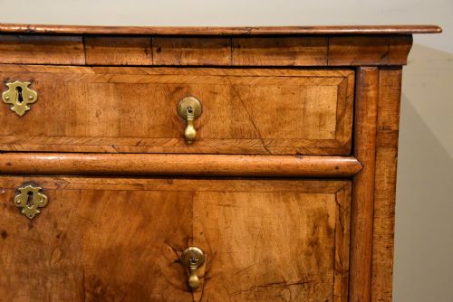 WILLIAM AND MARY WALNUT CHEST OF FOUR DRAWERS - ADDITIONAL PHOTO 5