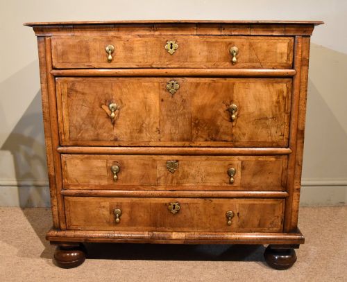 WILLIAM AND MARY WALNUT CHEST OF FOUR DRAWERS - ADDITIONAL PHOTO 7