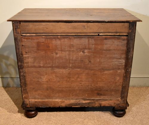 WILLIAM AND MARY WALNUT CHEST OF FOUR DRAWERS - ADDITIONAL PHOTO 8