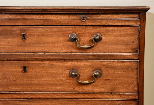 MID 18TH CENTURY MAHOGANY CHEST OF DRAWERS - ADDITIONAL PHOTO 7