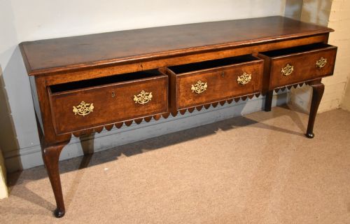 GEORGE II OAK DRESSER WITH SCALLOPED EDGE - ADDITIONAL PHOTO 3