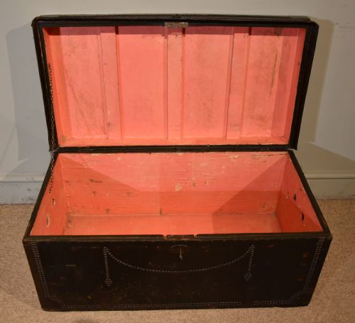 LARGE GEORGE III GREEN LEATHER CAMPHOR WOOD COACHING TRUNK - ADDITIONAL PHOTO 6