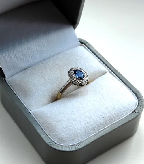 ART DECO 18CT GOLD SAPPHIRE PLATINUM DIAMOND ENGAGEMENT RING 'LADY DIANA' - ADDITIONAL PHOTO 9