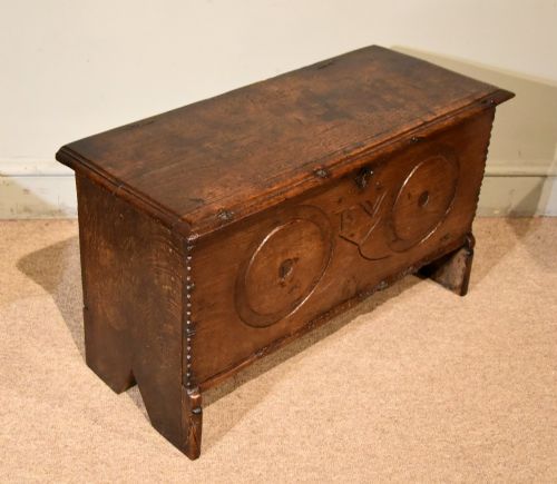 MID 17TH CENTURY OAK SIX PLANK COFFER - ADDITIONAL PHOTO 1