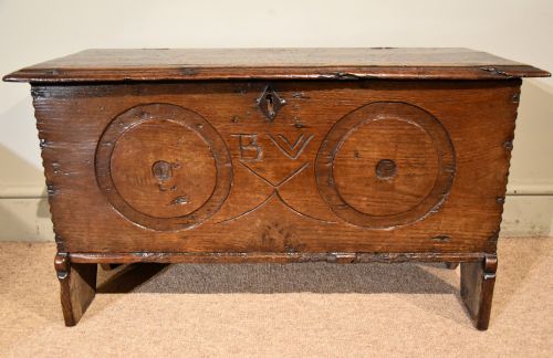 MID 17TH CENTURY OAK SIX PLANK COFFER - ADDITIONAL PHOTO 2