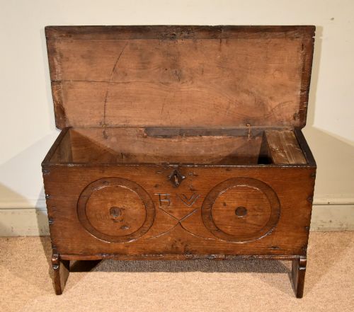 MID 17TH CENTURY OAK SIX PLANK COFFER - ADDITIONAL PHOTO 3