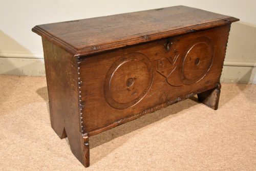 MID 17TH CENTURY OAK SIX PLANK COFFER - ADDITIONAL PHOTO 4