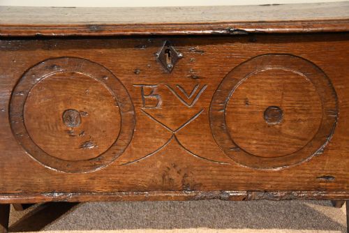 MID 17TH CENTURY OAK SIX PLANK COFFER - ADDITIONAL PHOTO 5