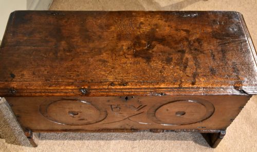 MID 17TH CENTURY OAK SIX PLANK COFFER - ADDITIONAL PHOTO 7