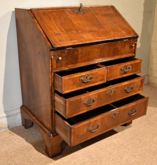 SMALL QUEEN ANNE WALNUT BUREAU - ADDITIONAL PHOTO 3
