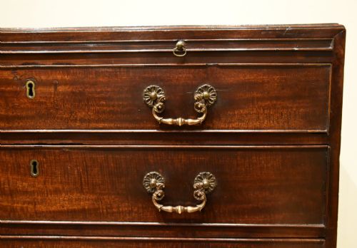 MID 18TH CENTURY MAHOGANY CHEST OF DRAWERS - ADDITIONAL PHOTO 7
