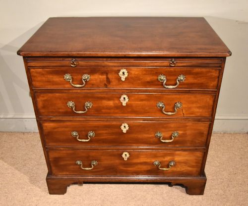 SMALL 18TH CENTURY MAHOGANY CHEST OF DRAWERS - ADDITIONAL PHOTO 2