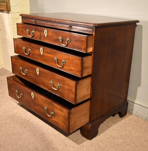 SMALL 18TH CENTURY MAHOGANY CHEST OF DRAWERS - ADDITIONAL PHOTO 4