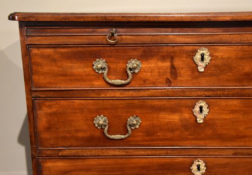 SMALL 18TH CENTURY MAHOGANY CHEST OF DRAWERS - ADDITIONAL PHOTO 5