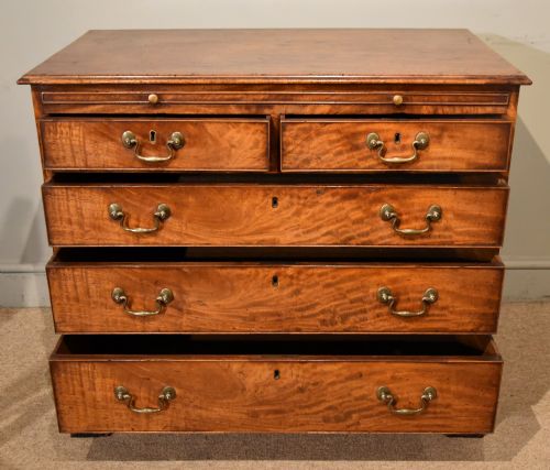 GEORGE III MAHOGANY CHEST WITH BRUSHING SLIDE - ADDITIONAL PHOTO 2