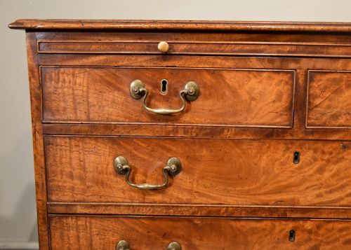 GEORGE III MAHOGANY CHEST WITH BRUSHING SLIDE - ADDITIONAL PHOTO 5