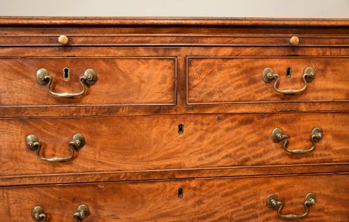 GEORGE III MAHOGANY CHEST WITH BRUSHING SLIDE - ADDITIONAL PHOTO 6