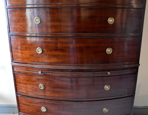GEORGE III BOW FRONTED MAHOGANY CHEST ON CHEST - ADDITIONAL PHOTO 5